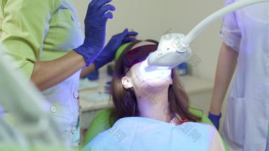 牙齿美白紫外线灯病人漂白牙齿过程